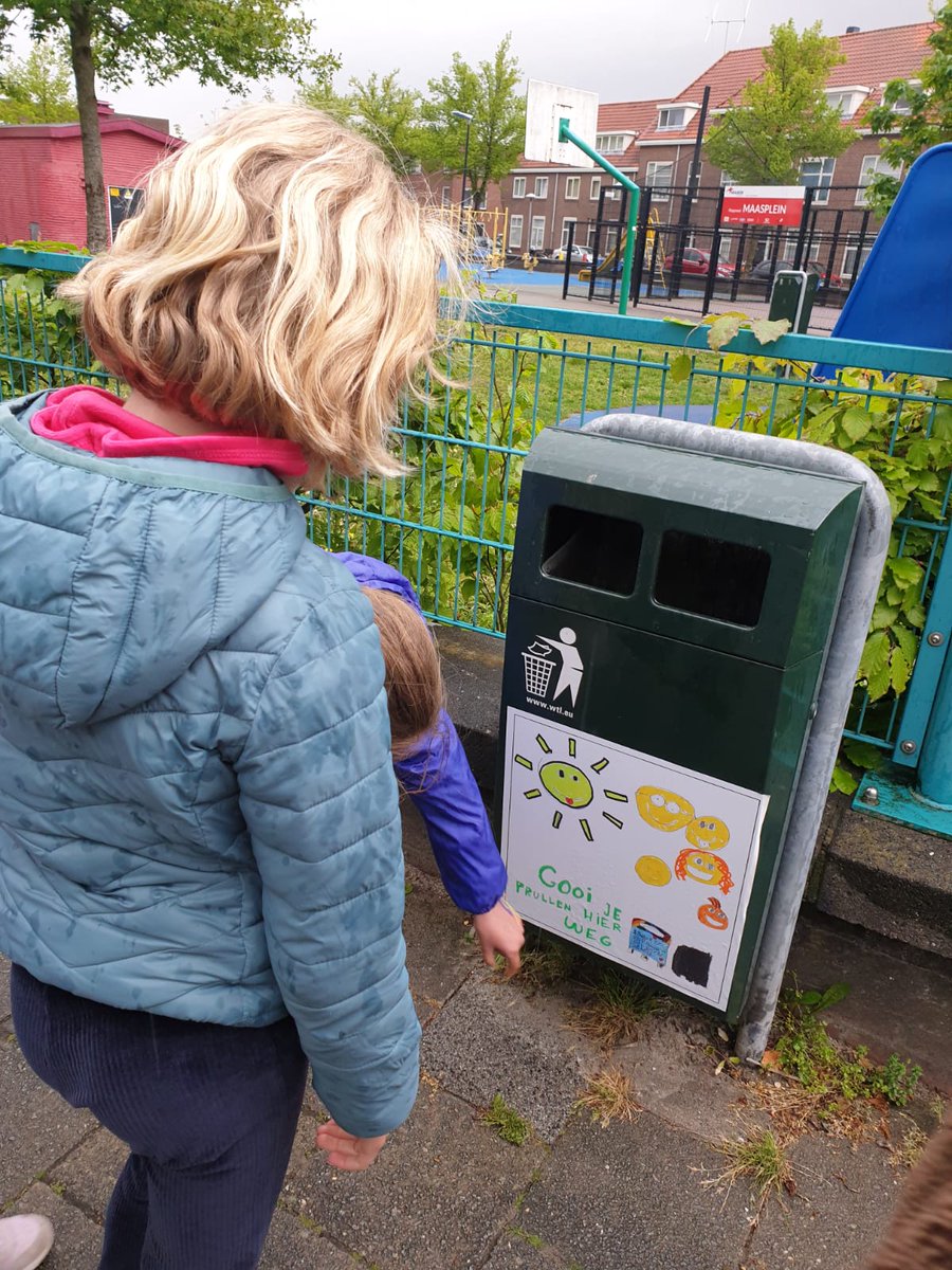 De stickers zijn geplakt op de prullenbakken om de Maaspleinschool heen! "nu kan iedereen goed zien dat ze alles hierin moeten gooien" (Julia, 8 jaar)