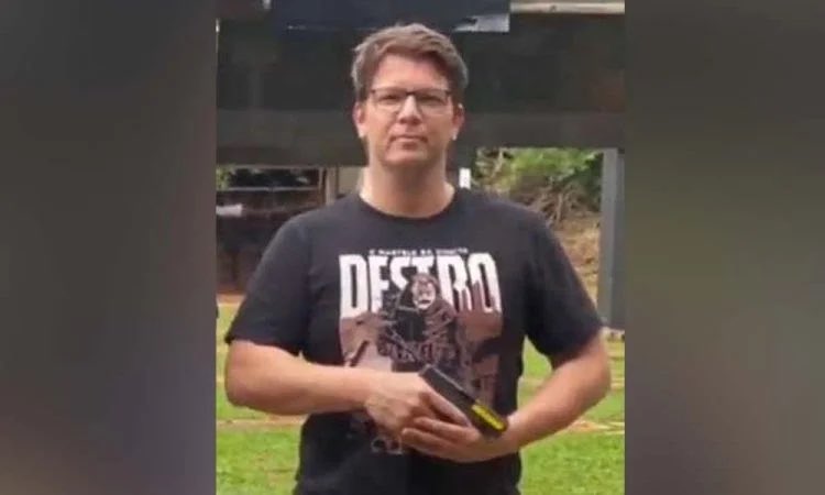 sensacionalista's tweet photo. Mário Frias anda armado para promover a cultura, a cultura da milícia https://t.co/c3OMIOihWn