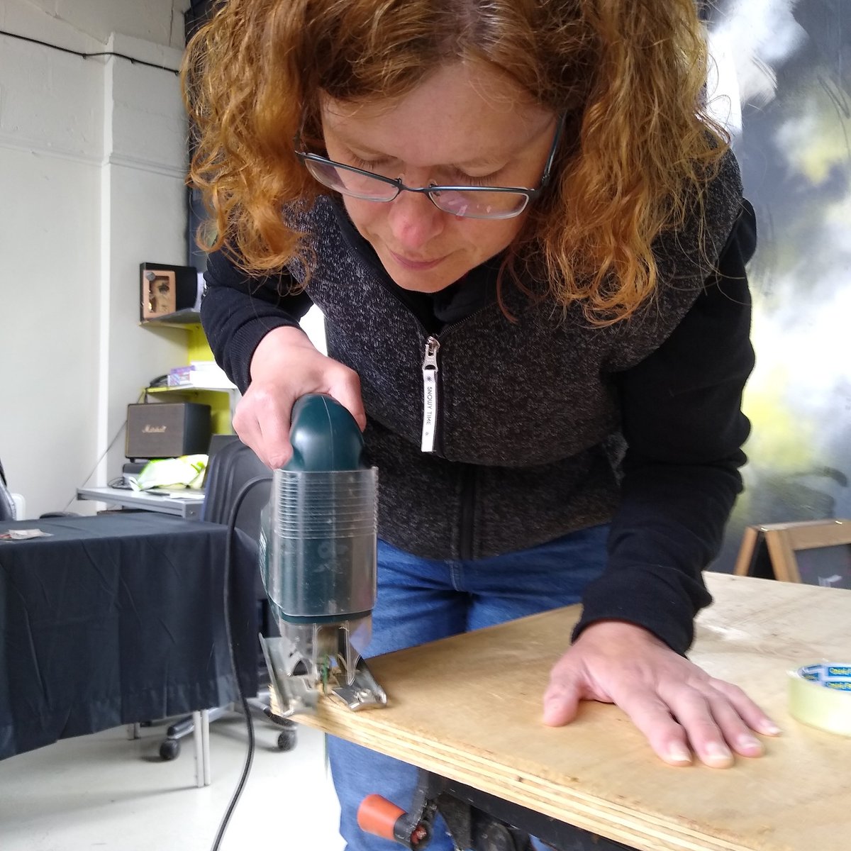 Gary and I are hoping to reopen the taproom to customers in the next couple of weeks.
So I've been busy making tables (closely supervised by my dad 😂) reusing some wood and casks.

Cutting, sanding and varnishing done, I'll be back at it tomorrow.

#brewerylife 
#brewerylife