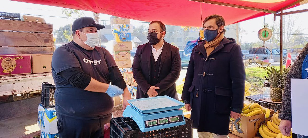 SERCOTECSexta's tweet photo. #Rancagua En la Feria Manso de Velasco el Seremi de Economía @felixortizs, Director Regional @sebaosoriom y Dirigentes de la Asof realizaron el lanzamiento del fondo Ferias Libres 🍎🥬 de Sercotec, que permitirá que los feriantes realicen mejoras en sus puestos de trabajo. https://t.co/jgVuKZK8BK