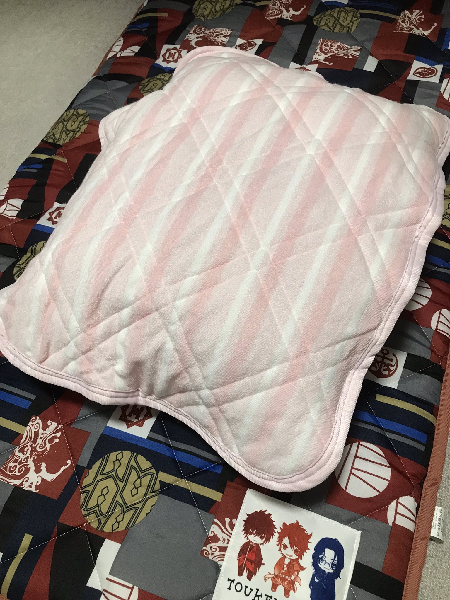 ターコイズ見船 ようやくおろした 置き場所ができた 土佐組ごろ寝布団 いつもは大判バスタオルを被せてる と 同じくしまむらで買ってきたふわふわ枕カバーを雑に引っ掛けた来クッション 仰向けにすると会える算段です T Co Y3i35ccslh Twitter