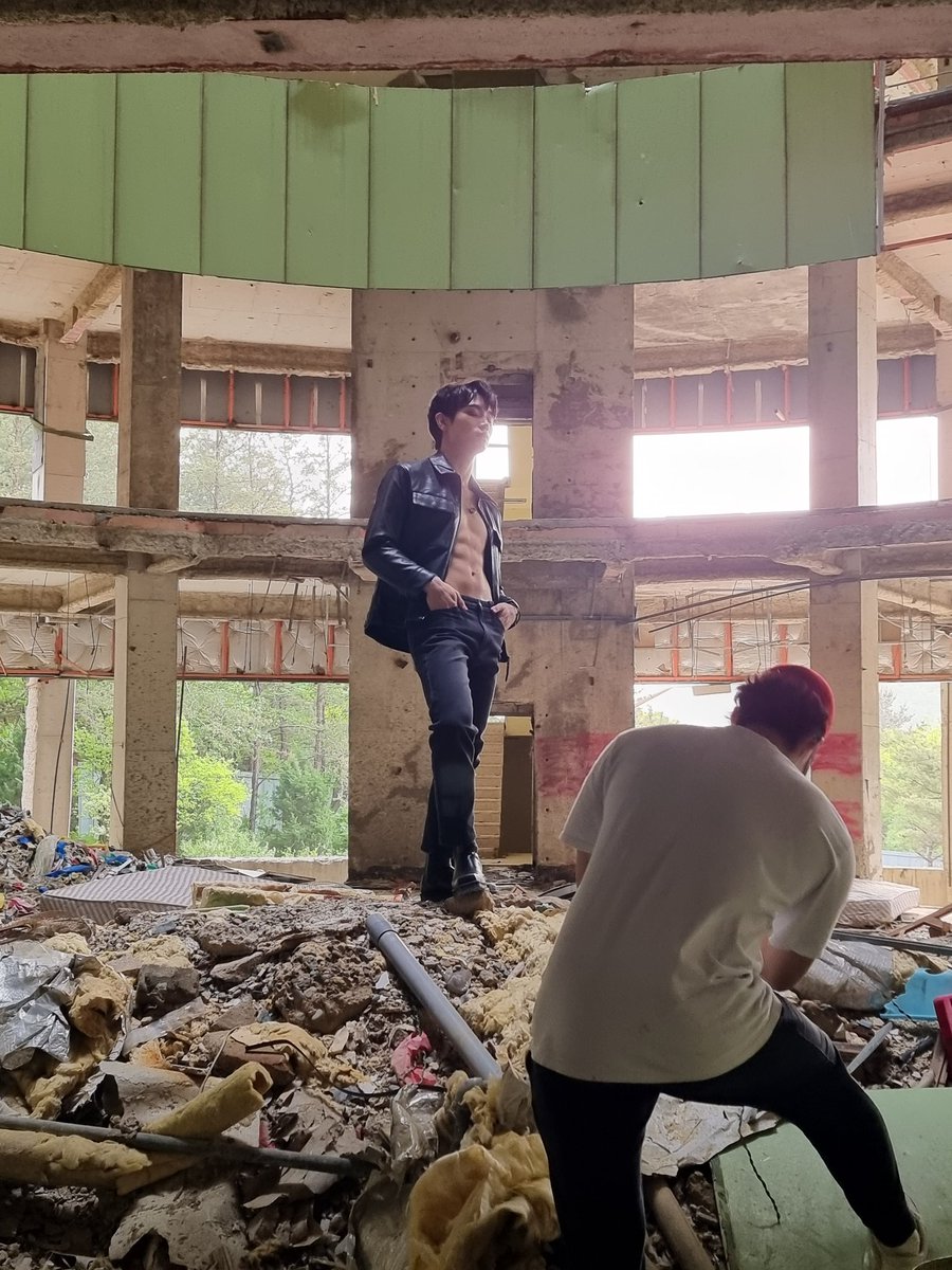 AWEEK_Official's tweet photo. #Di1e 

살룻의 피처링을 또 하게되었습니다!
뮤직비디오도 촬영을 위해 급하게 운동을 했답니다! 기대해주세요😉
이전에 했던 "빛나"도 많이 들어주기💕
https://t.co/Y4Ztm1wvKM 

#AWEEK #어위크 #다일 #주주 #ZUZU https://t.co/RT7dlFEbyk