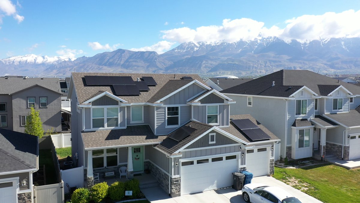 fluentsolar's tweet photo. Solar with a view 🙌😍
.
#sustainability #save #savetheplanet #installation #solar #savemoney #solarenergy #solarpower #cleanenergy #gosolar #fluentsolar https://t.co/6KsbOHesr3