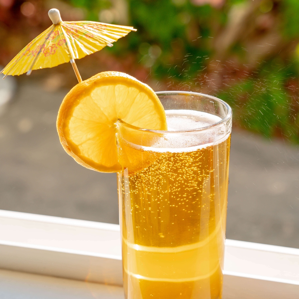It's Tea Tuesday. Is it sunny where you are? Add a little fun to your afternoon tea, with our Orange Creamsicle Black Tea, an orange slice and an umbrella.
.
#drinkteanorth #icetea #unsweetenedtea #unsweetened #sparkling #organic #nongmo #glutenfree #nosugar #tea #vegan