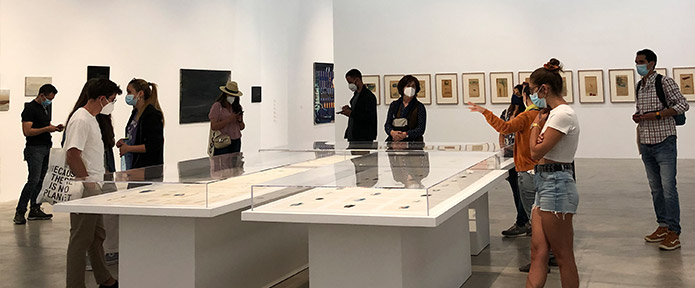 Museo_unav's tweet photo. #MasterInCuratorialStudies
Los alumnos del posgrado han realizado su viaje curatorial a #Madrid y #Valencia para conocer las prácticas curatoriales y retos de artistas, comisarios, galeristas e instituciones.
Conoce su ruta y aprendizaje➡️https://t.co/SGKBqGSSho
#Arte https://t.co/fBtfNuAfZ2