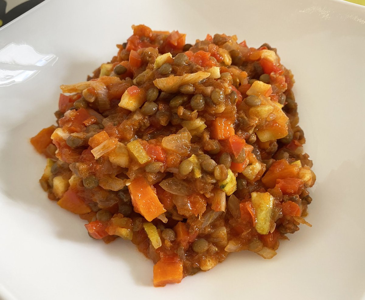 Hoy te enseñamos una original receta de verano con <a href="/LentejaTiCampos/">Lenteja T. de Campos</a>: lentejas con pisto, ¡están buenísimas!😍 

recetasparacocinillas.blogspot.com/2021/05/lentej…

#LentejasParaElVerano #recetas #recetasparacocinillas #cocinillas #cocina #legumbres #cocinatradicional