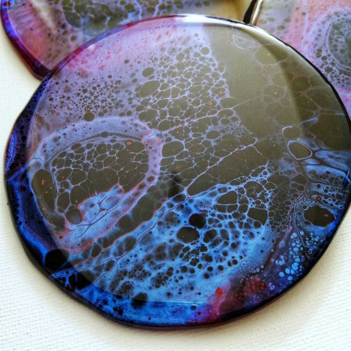 dawnroseart's tweet photo. Been a hot second since I last posted here. In that time I have made a Tiktok and a YouTube channel. Anyway here are some pretty coasters I made, these are on my Etsy. Link for all is in my bio. #artistsontwitter #Instagram #tiktok #youtube #etsy #coasters https://t.co/JoCaqvlndk