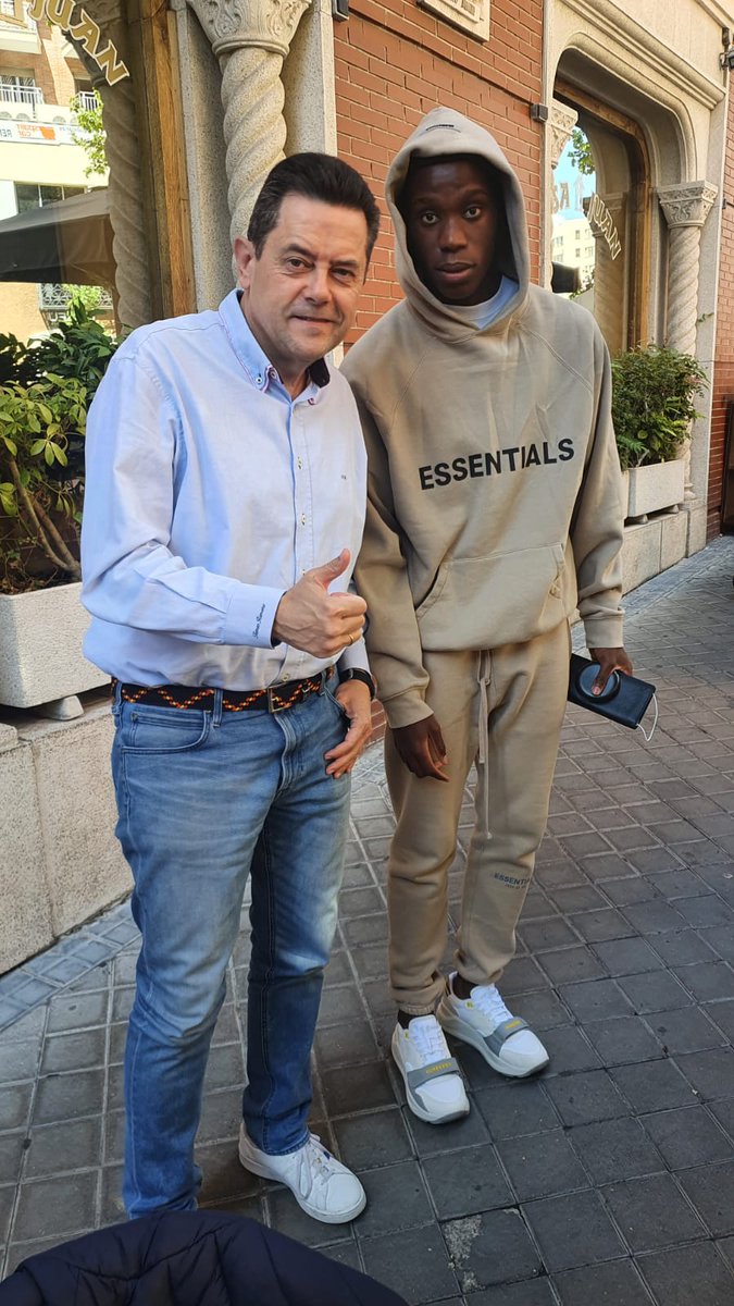 Con <a href="/IlaixMK/">Ilaix Moriba</a> mientras tomaba un café en <a href="/CasaJuanMadrid/">Casa Juan</a> . Cuidando a un buen canterano del Barça. Chaval educado. Vente al Madrid Ilaix!!!!