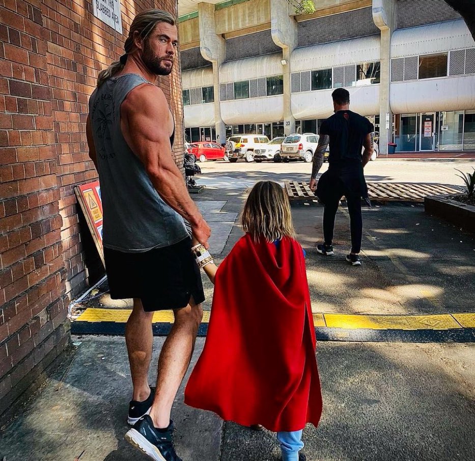 RT @cosmic_marvel: New photo of Chris Hemsworth & his son on set of 'THOR: LOVE AND THUNDER' https://t.co/ccQorsMfb2