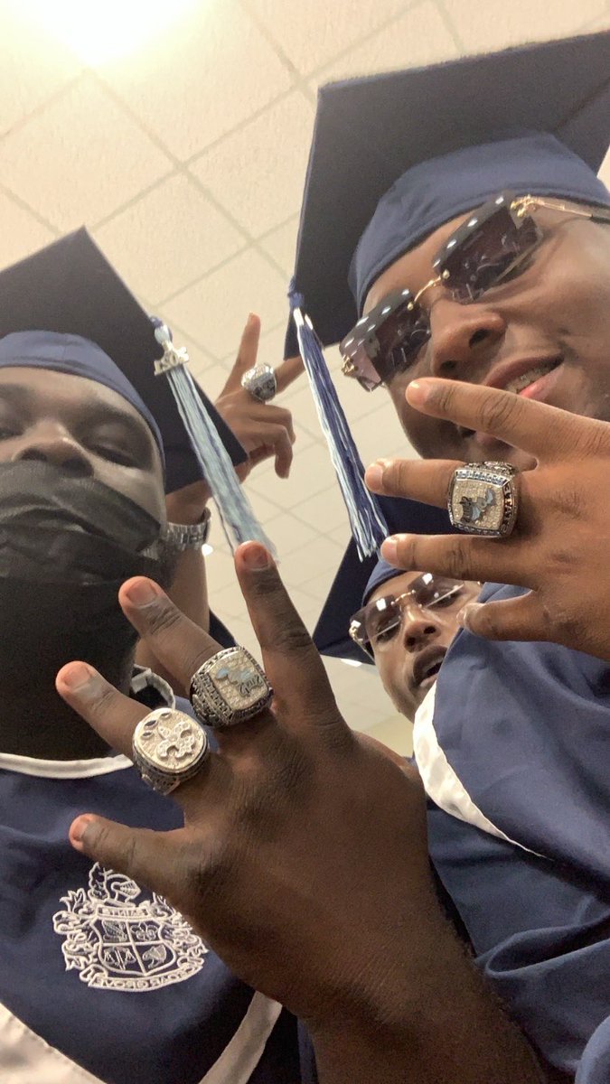 dj50_playmaker's tweet photo. About to graduate wit the boys 🖤🤙🏿 https://t.co/KO3fMmkaa2