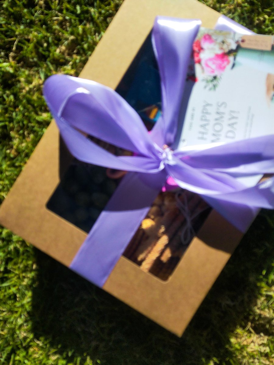 LiseboMofokeng's tweet photo. @PhumiSkosana @Yoco_ZA Hi Phume, I've got no sad story but I sell satin accessories and currently started selling grazed boxes. I've got some deliveries where I meet the customers and I would prefer a transaction rather then receiving tye cash and having to go deposit myself. #helloNeo https://t.co/7Iegb3jCsd