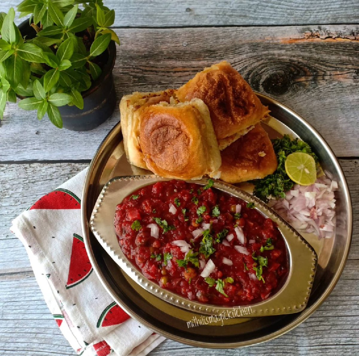 Mithili_mallya's tweet photo. Yummy delicious spicy 🔥 lipsmacking Mumbai street style homemade Pav Bhaji for the evening...

#foodie #homemade #pavbhaji #food #foodstagram #mumbaistreetfood #desi #lockdown #Udupi #homecooking #streetstylefood #paavbhaji #gharkakhana #TwitterIndia #GoodVibes https://t.co/6bahQbWGDU