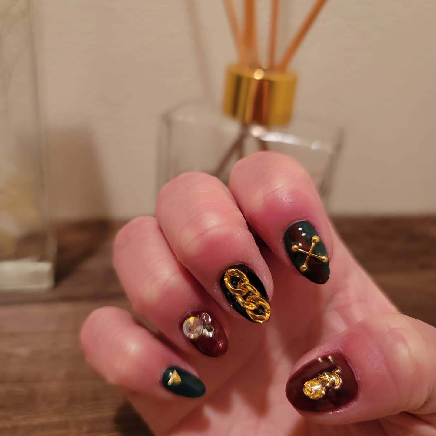Saya Gucci風ネイル ぞのさんリクエストカラー ジェルネイル Gucciネイル グリーン レッド ブラック ビジューネイル ゴールド パーツネイル リクエストカラー T Co 8tl0b5rp Twitter