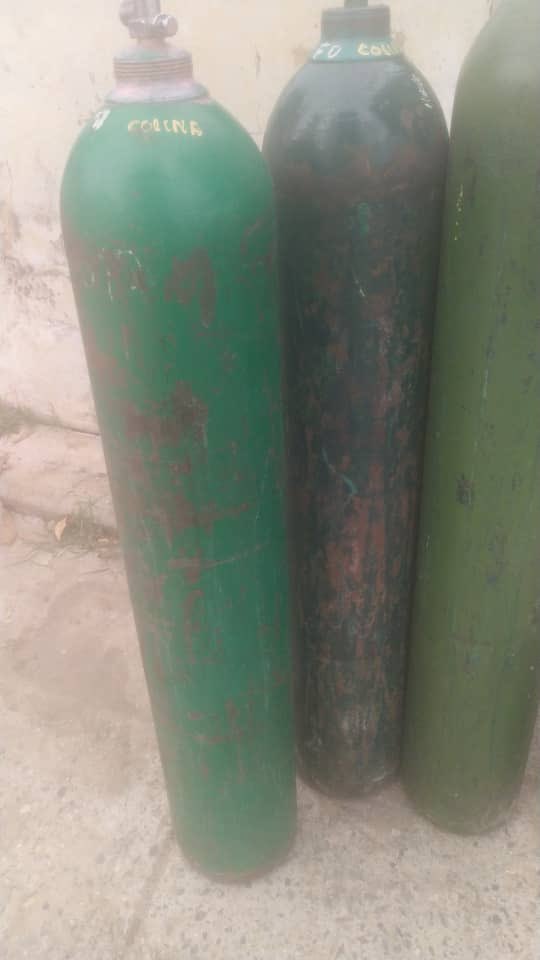 javielagonzalez's tweet photo. Para quien pueda interesar. “Distribuidora Colina” tiene oxigeno medicinal en $27 la bombona, necesitan traer la bombona vacía y le daremos una llena. Estan ubicados en la Carretera J con la Intercomunal, diagonal al estadio de tamare. Es negocio de mi familia. https://t.co/flx8qXs3rS