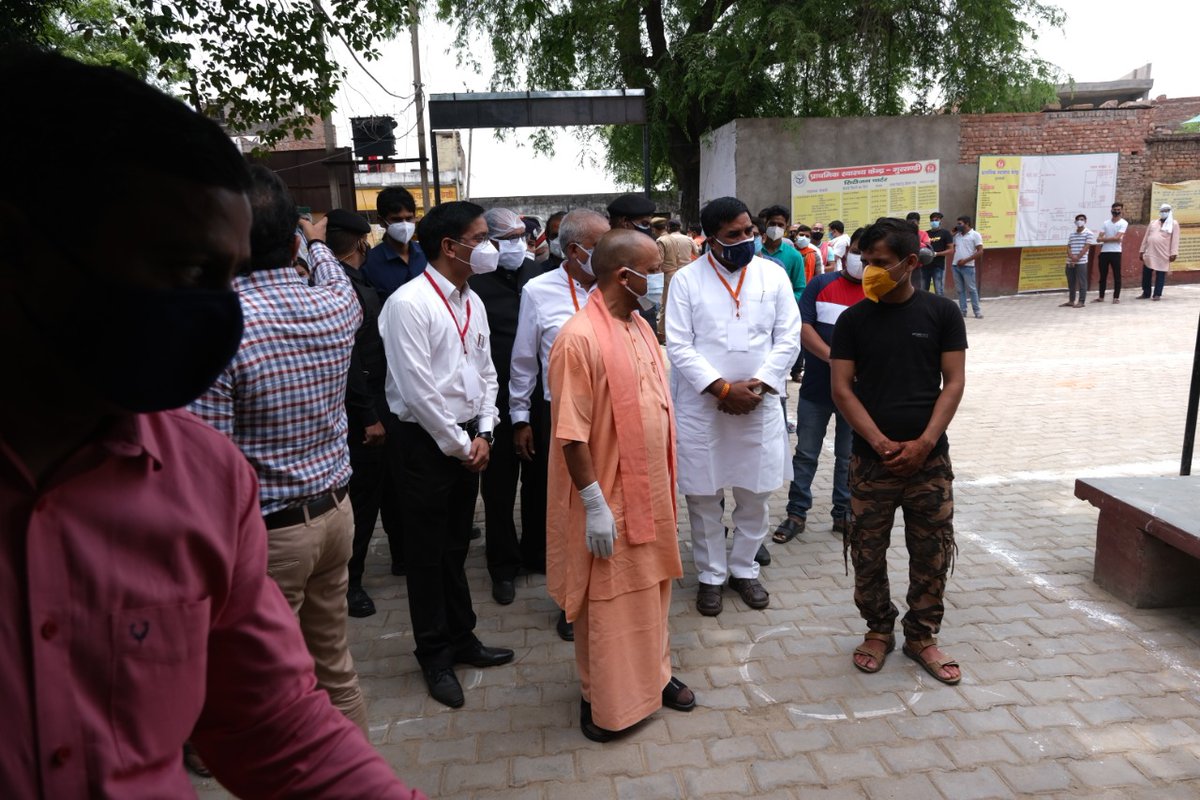 DM_MIRZAPUR's tweet photo. सिटी विकास खंड के नुआंव गाँव का किया दौरा

* निगरानी समिति एवं ग्रामीणों से किया संवाद

*प्राथमिक स्वास्थ्य केंद्र, गुरसणडी का किया निरीक्षण

* वैक्सीन लगवाने आए लोगों से किया बात-चीत एवं भर्ती मरीजों से मिले।
@UPCMOffice @InfoDeptUP @UPGovt @ChiefSecyUP @MhfwGoUP @ShishirGoUP https://t.co/xw8jj1xso8