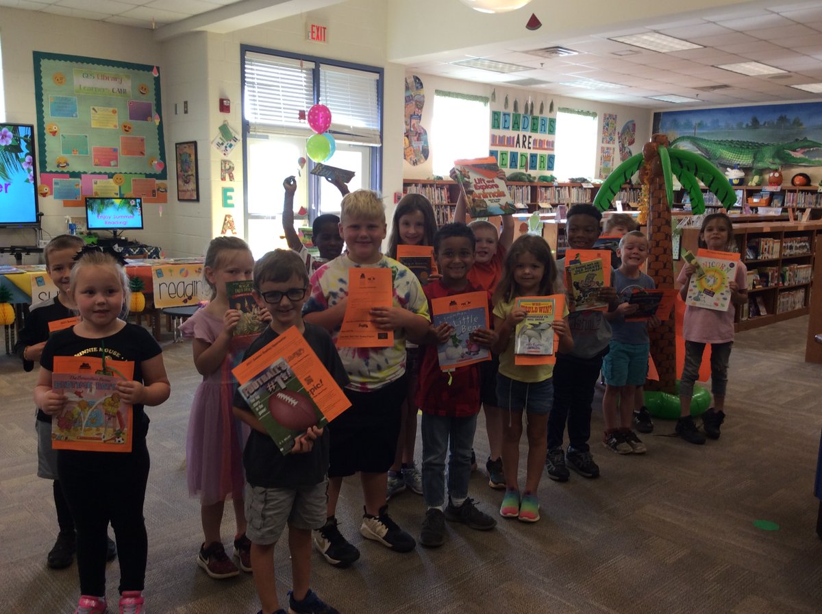 LibrarianMrsL's tweet photo. Day 1 of our Summer Book Giveaway was a SUCCESS! Nothing makes my ❤️happier than to see kids EXCITED about books! We are so lucky to have community members, staff, and other supporters to help us spread the #summerbookjoy https://t.co/Du5kZ46YvY
