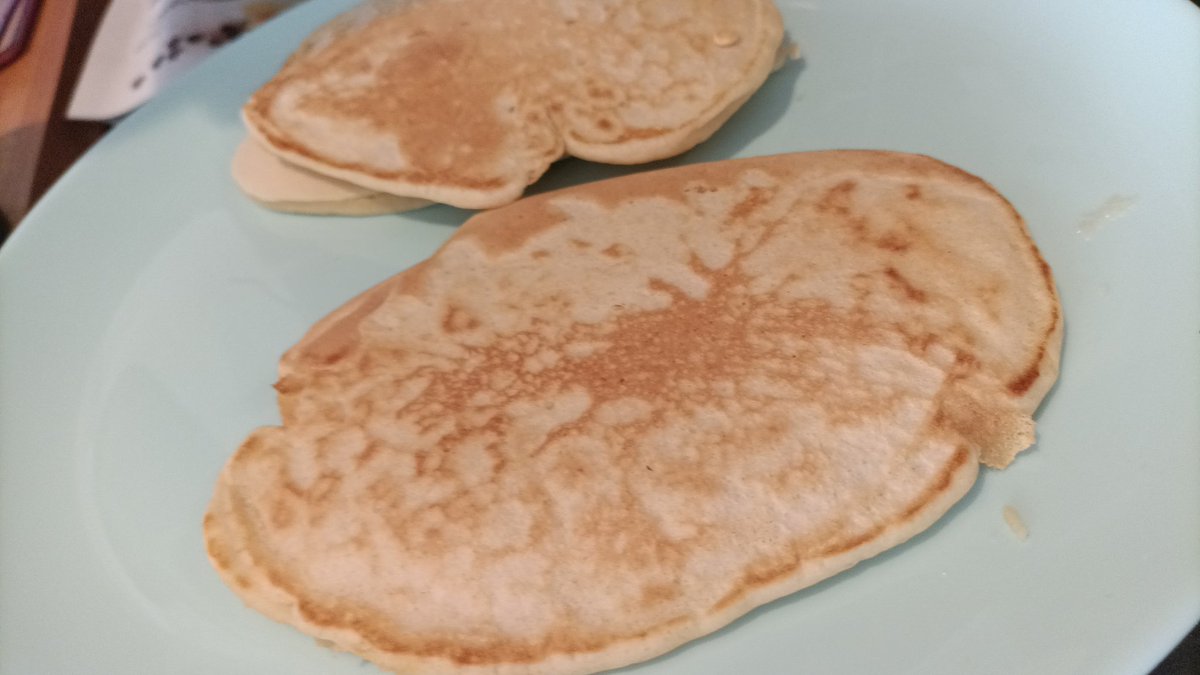 BabaaNovaa's tweet photo. Pancakes sans gluten au lait d'amandes avec à l'intérieur un soupçon de caramel. Ils sont moches mais très bons.
#LheureDuGouter https://t.co/1kXjvenww2
