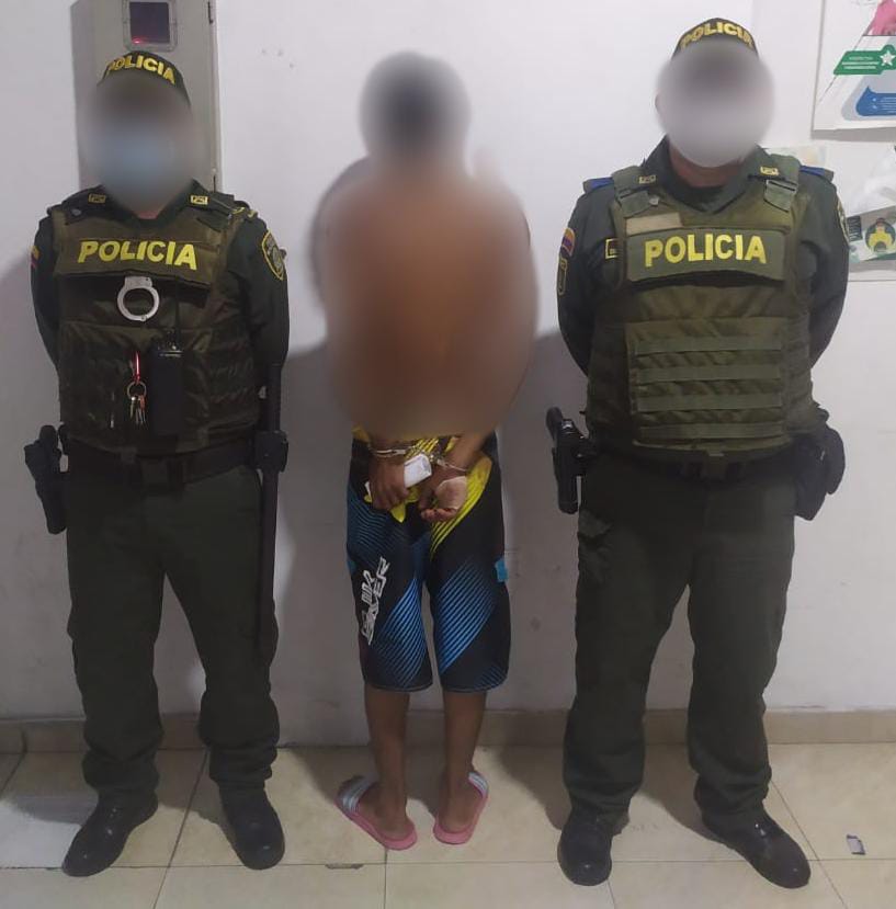 PoliciaCucuta's tweet photo. Mediante planes de registro y control por parte de unidades del #MMNVCC en el municipio de #VillaDelRosario logran la captura en flagrancia de un joven de 20 años de edad de nacionalidad venezolana con cartuchos para fusil calibre 7.62 milímetros. #ConstruyendoSeguridad https://t.co/ZaDbEXAKfh