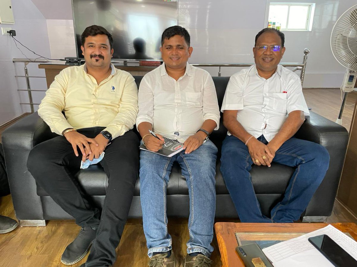 dhruvinpatel_'s tweet photo. આજરોજ શ્રી @jiteshishwarlal ની વિશેષ ઉપસ્થિત માં વલસાડ જીલ્લા આઈટી સોશિયલ મીડીયાની બેઠક કમલમ્ વલસાડ ખાતે મળી હતી. https://t.co/DuuXgcbgks