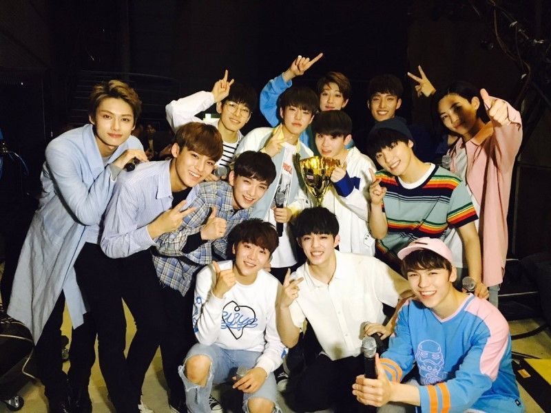 dvntmki24's tweet photo. Happy 6th Anniversary 
Makin sayang banget sama Seventeen

#SEVENTEEN_6TH_ANNIVERSARY
#6년째_웃음꽃_주는_세븐틴 https://t.co/qz1YXzH1N5