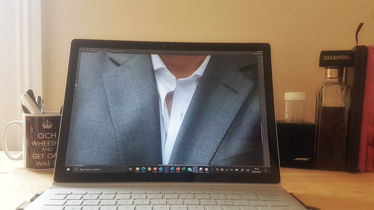 ElizabethArgyll's tweet photo. Halfway through. Got @PostMalone blasting out the speakers keeping me going - I have his Circles track on repeat.
#EditDay https://t.co/Id72bBncWV