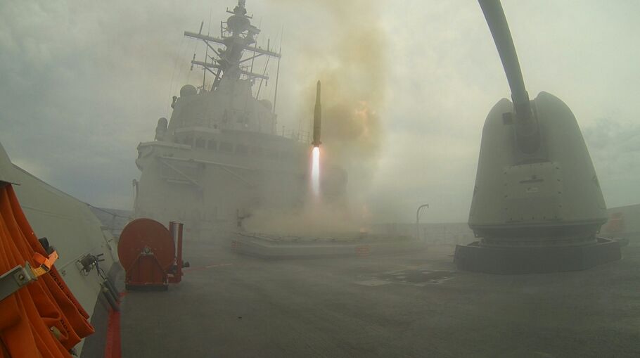 Defensagob's tweet image. La fragata F-105 &apos;Cristóbal Colón&apos; de la @Armada_esp será hasta junio el buque insignia de la flota de la @NATO durante los ejercicios #AtSeaDemonstration/#FormidableShield2021 en aguas de Escocia. Participan 15 buques, 10 aeronaves y 3.300 personas de 10 países aliados.