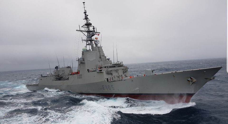 Defensagob's tweet image. La fragata F-105 &apos;Cristóbal Colón&apos; de la @Armada_esp será hasta junio el buque insignia de la flota de la @NATO durante los ejercicios #AtSeaDemonstration/#FormidableShield2021 en aguas de Escocia. Participan 15 buques, 10 aeronaves y 3.300 personas de 10 países aliados.