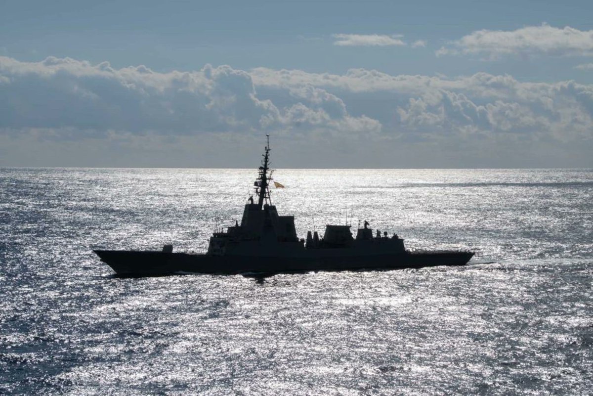 Defensagob's tweet image. La fragata F-105 &apos;Cristóbal Colón&apos; de la @Armada_esp será hasta junio el buque insignia de la flota de la @NATO durante los ejercicios #AtSeaDemonstration/#FormidableShield2021 en aguas de Escocia. Participan 15 buques, 10 aeronaves y 3.300 personas de 10 países aliados.