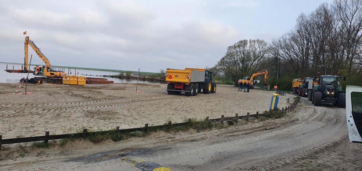 🛎Update over de werkzaamheden Lutjestrand! Sinds eind april wordt weer hard gewerkt om een blauwalgvrij zwembassin aan te leggen in het Amstelmeer. Naar verwachting kan men in de zomer zwemmen in het bassin, zonder zich druk te maken om blauwalg. 👉 Zie: dekopwerkt.nl/werkzaamheden-…