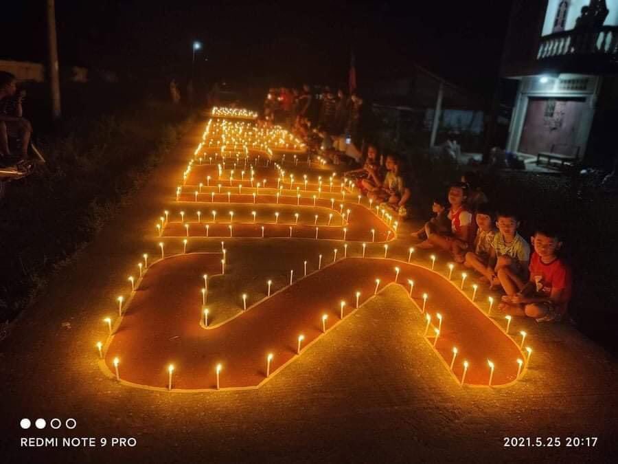 SpringBago's tweet photo. Night protest in #Sawphyar village, #ThayetChung tsp on May 25.
#May25Coup
#WhatsHappeningInMyanmar https://t.co/QF8C05kv30