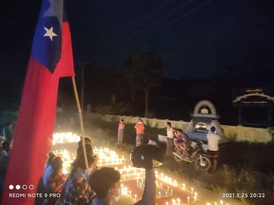 SpringBago's tweet photo. Night protest in #Sawphyar village, #ThayetChung tsp on May 25.
#May25Coup
#WhatsHappeningInMyanmar https://t.co/QF8C05kv30
