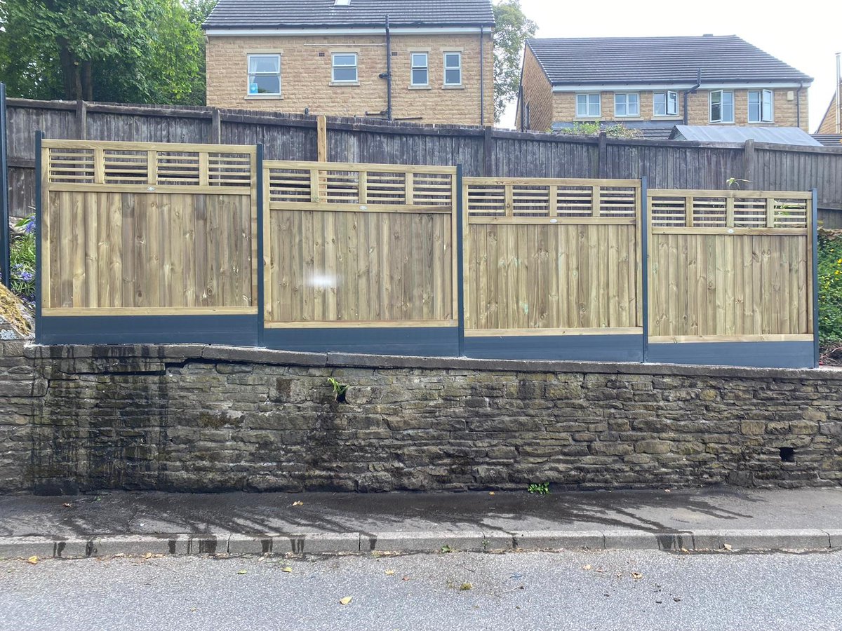 firth_fencing's tweet photo. Decorative timber panels installed alongside anthracite #Durapost and gravel board system allowing for a modern and stylish finish. https://t.co/9vLynWwcx5