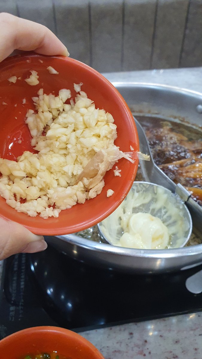 fernnnfernnfern's tweet photo. คนชอบกินชีสกระเทียมอย่างฉันน่ะ คือหยุดกินแบบนี้ไม่ได้เลย ตี๋น้อยเขามีถ้วยตุ๋นชีสให้ใช่ปะ เอาชีสไปตุ๋นแล้วใส่กระเทียมไปหน่อยคือพีค โปรดมาก เหมือนกินหน้าขนมปังชีสกระเทียมแบบอินฟินิตี้ที่ไม่มีขนมปัง แต่กินแล้วเรอใต้แมสคือร้องไห้��ะเหมือนใช้กรรมในนรก555555 https://t.co/uJxuCIsxWl
