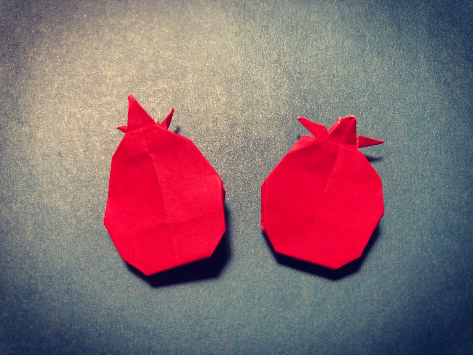 ユカワアツコ クリスマスに飾る折り紙リースのために 少しずつパーツを作り溜め始めてるんだけど この可愛いローズヒップの折り紙 ずっとダニだと思われていたらしくショック T Co 0kofdin1r7 Twitter