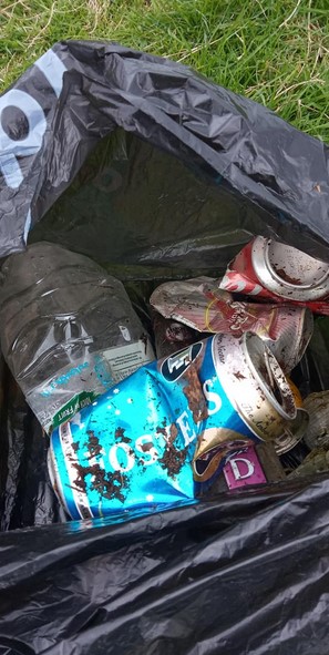FriendsofLakes's tweet photo. 🌿🙋‍♂️🌿 The Helm hill, Oxenholme is a cleaner place after 10 volunteers collected 5 bags of rubbish (1 recyclables) for the #GreatCumbrianLitterPick on Saturday. When Luke (aged 7), was asked why he'd come out, he said: "To help save the world." 
Thanks to all the litter heroes! https://t.co/YD0IpMlh3u