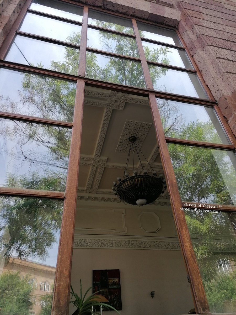 streetsofevn's tweet photo. Էն պահը, որ դրսից թաքուն ներս ես նայել Ազգային Գրադանի պատուհաններից ու անդարդ դարդոտած ուսանողական տարիների մեջ ես հայտնվել։ ❤️
#lifeisamoment #Yerevan #StreetsofYerevan https://t.co/MY7fvb4X0B