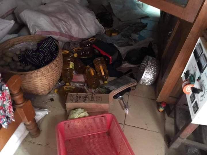 nslwin's tweet photo. MINDAT, Chin State:

Residents in Mindat fled from the town to escape the brutality of SAC Terrorist Group and left their belongings. SAC Terrorists stole motorcycles and animals/pets from houses and selling them in Yaw region.

#May25Coup #WhatsHappeningInMyanmar https://t.co/nQThrg1gBA