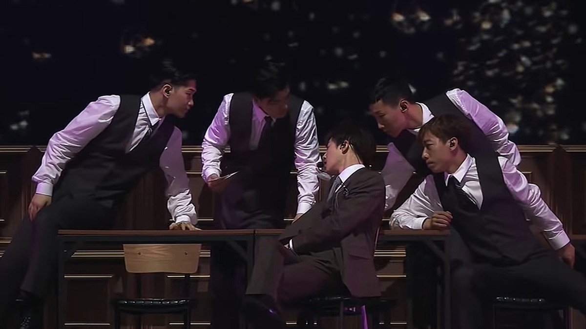dailykjm's tweet photo. thinking about junmyeon with his dancers https://t.co/cL0M2LWXY4
