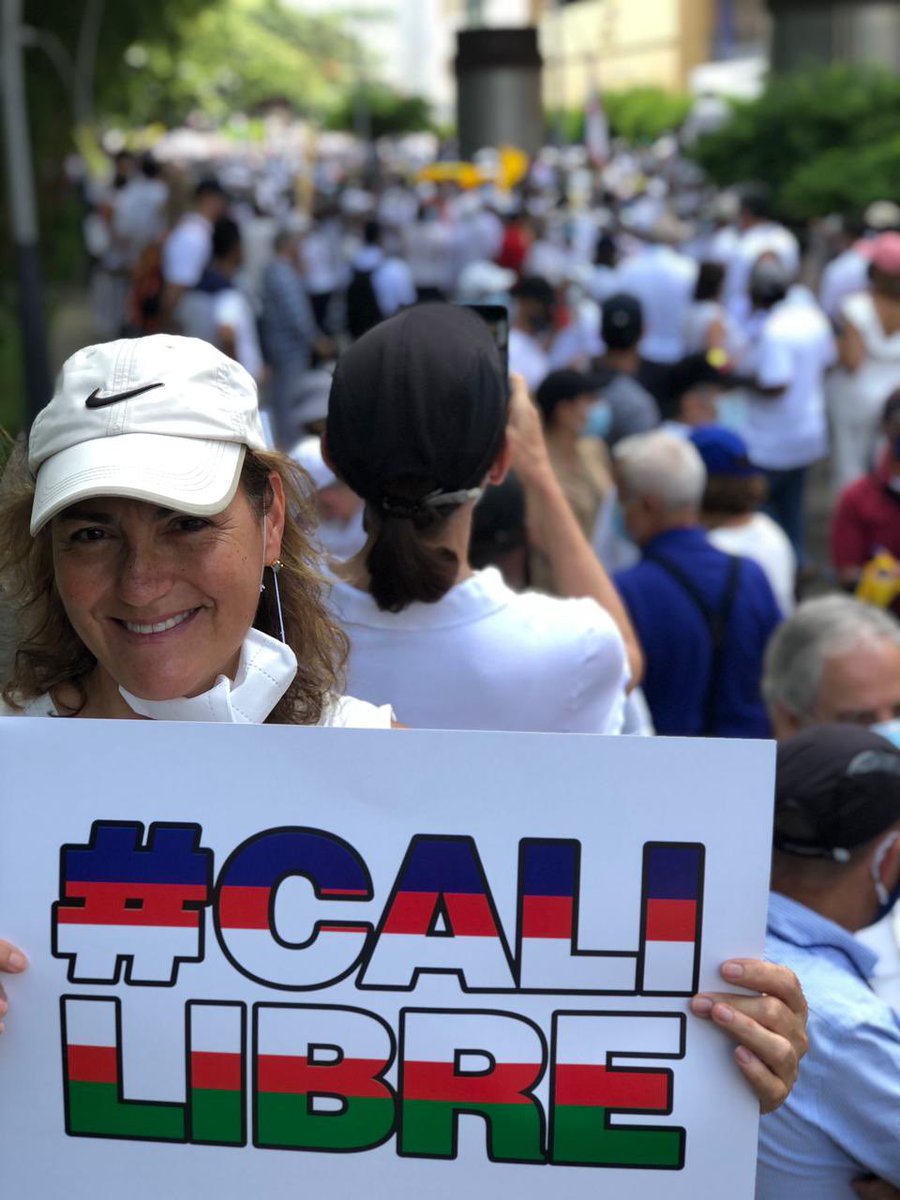 FicoGutierrez's tweet photo. Hoy la sociedad Caleña salió a marchar unida y en silencio, en contra de los bloqueos y la violencia. 
Gran ejemplo. Todo nuestro apoyo y solidaridad. 
#todossomoscali #calicolombia🇨🇴 #cali 
#colombia #colombia🇨🇴 https://t.co/yt2WaHhkt6