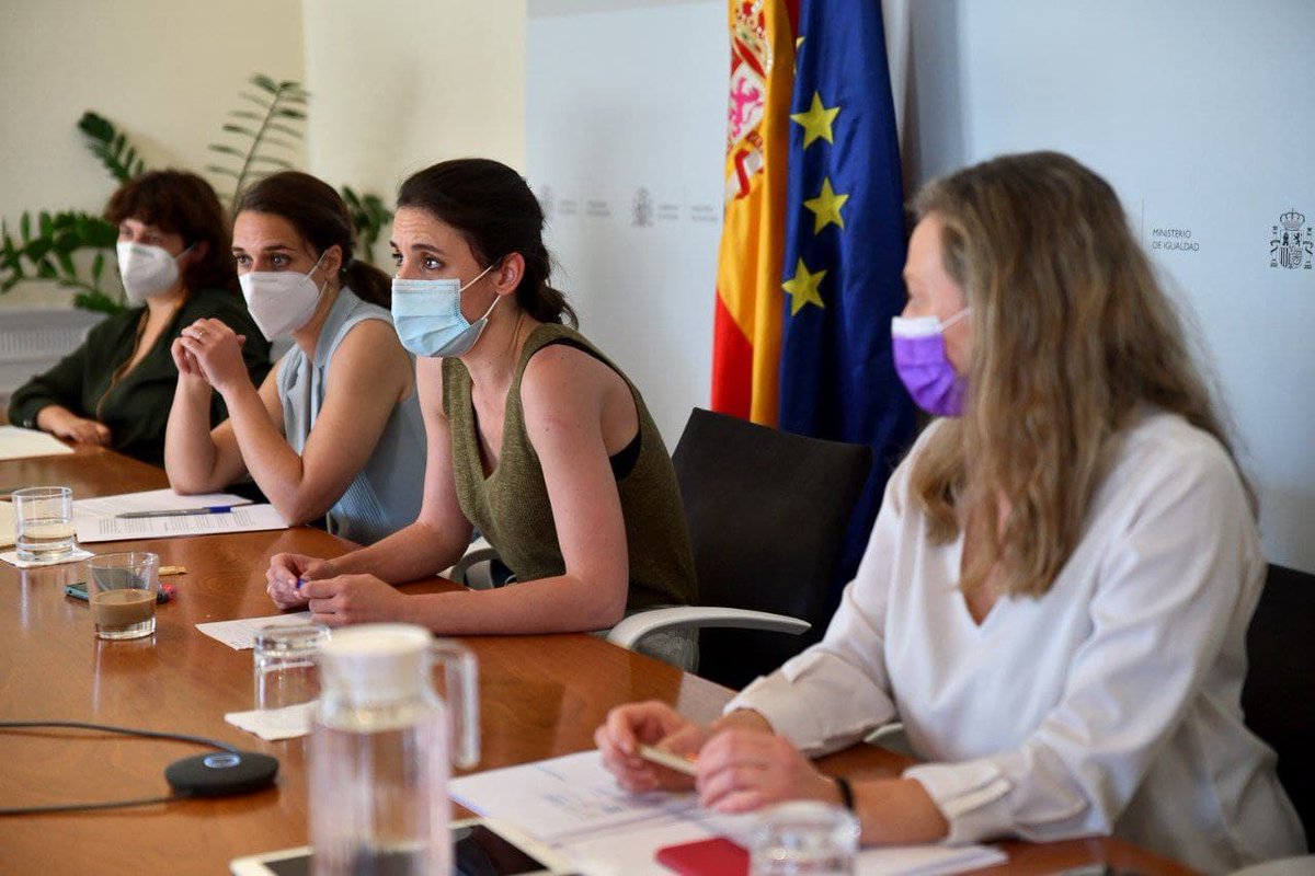 IreneMontero's tweet photo. Encuentro con 100 asociaciones y organizaciones feministas que trabajan a diario en la lucha contra la violencia machista. Escuchar y atender a todas aquellas personas que son la primera línea de atención de muchas mujeres. https://t.co/kXCGpFUK25