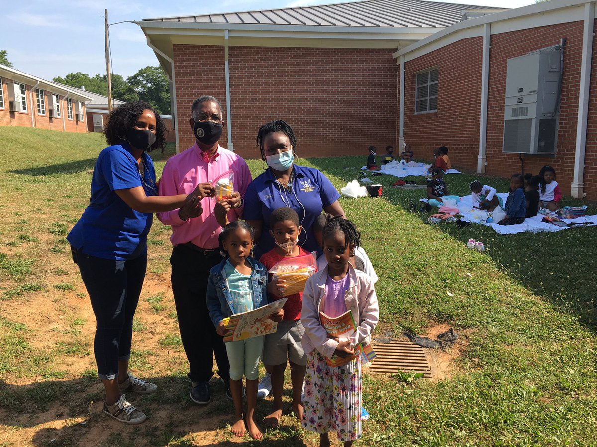 PrincipalRoyal's tweet photo. #GSCS @AnneStreetES @GSCSDistrict1 @DrNormanCSauce3 #PastorLacyMt.ZionBaptistChurch #DonatingforaCause@TrinaHead9668 @ssmac7dee @DrNormanCSauce3 https://t.co/Gc24Aq1kxx