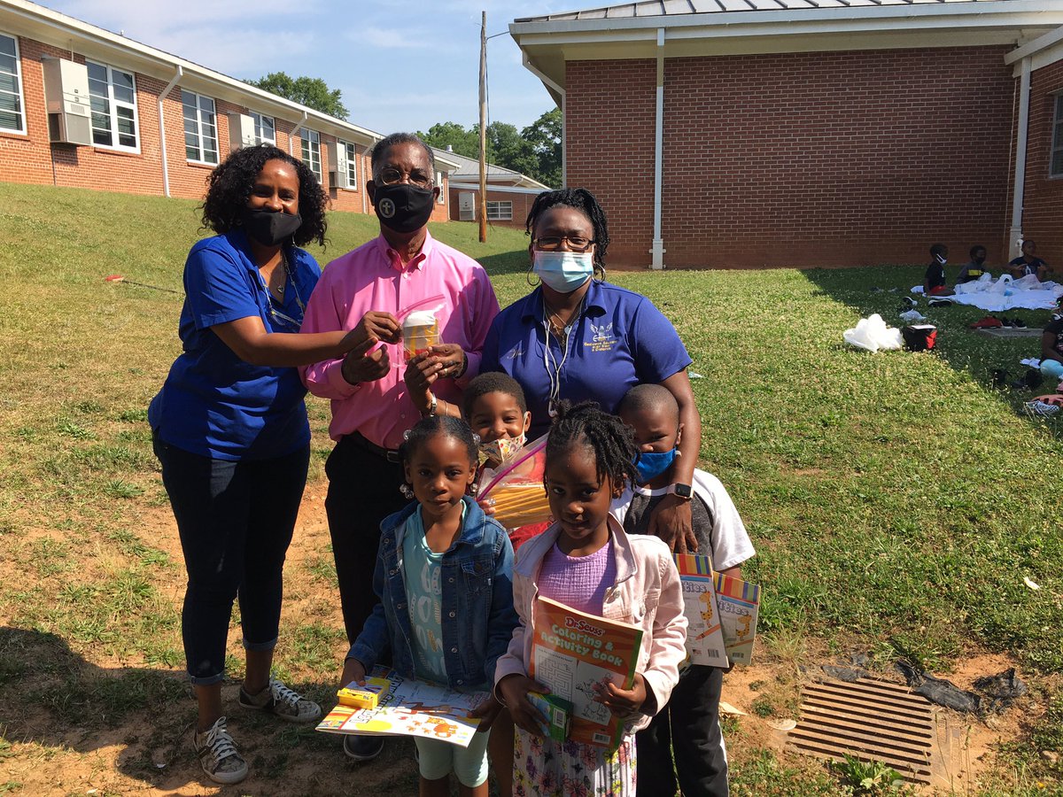 PrincipalRoyal's tweet photo. #GSCS @AnneStreetES @GSCSDistrict1 @DrNormanCSauce3 #PastorLacyMt.ZionBaptistChurch #DonatingforaCause@TrinaHead9668 @ssmac7dee @DrNormanCSauce3 https://t.co/Gc24Aq1kxx