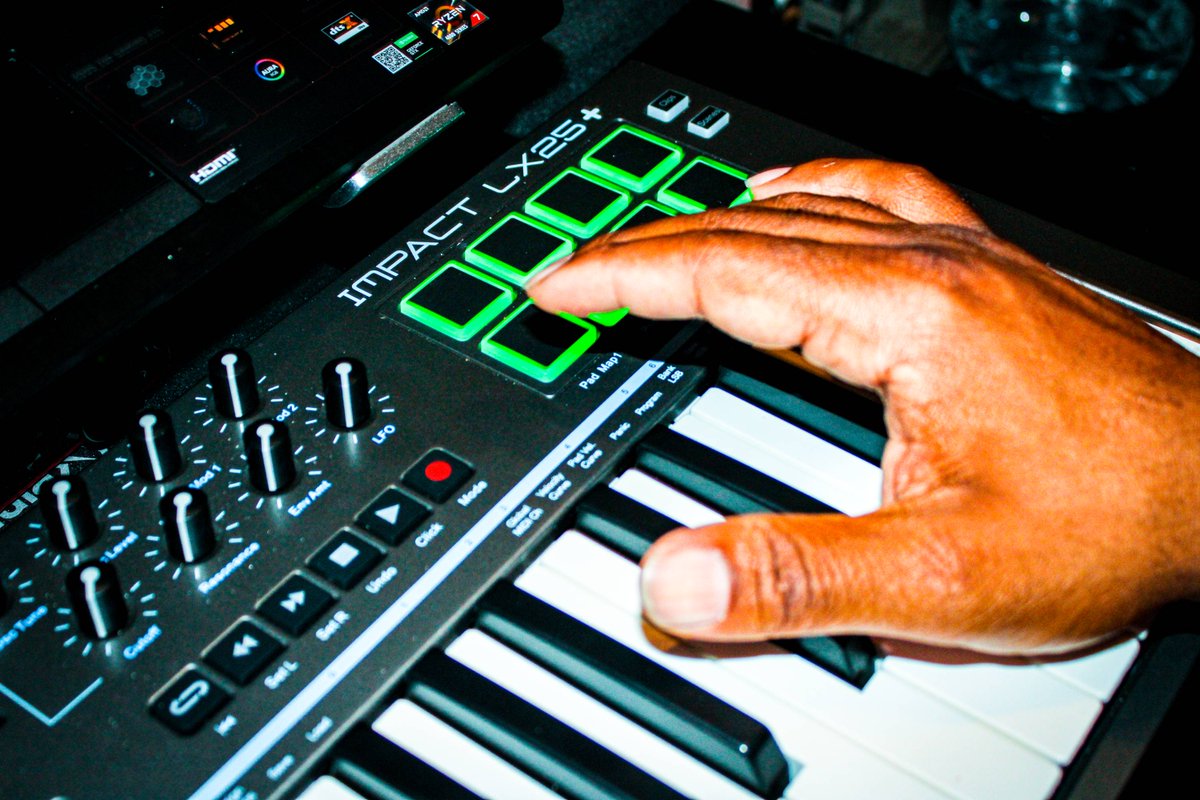 MPOWEREDBEATS's tweet photo. I love creating!!! 💙💙🔥🔥💯💯🎹
#MPoweredBeats #MPowerTheWorld #flstudiogang #trapbeats #beatsforsale #beatmakers #musicmeme #musicproductionmemes #makingbeats #audioengineer #hiphop #mixing #producerslife #trap #beatproducer #producergang #flgang #studio #musician #studiolife https://t.co/PxIRouzhP2