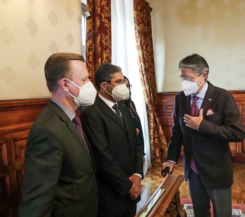 LassoGuillermo's tweet photo. Fue un honor recibir a representantes de @USembassyEC y @USAmbUN, quien lidera la comitiva de EEUU. Estamos comprometidos con fortalecer las relaciones entre nuestros países. La cooperación es el camino para lograr bienestar en Ecuador.

#GobiernoDelEncuentro 
#JuntosLoLogramos https://t.co/Y4Pb78gRAz