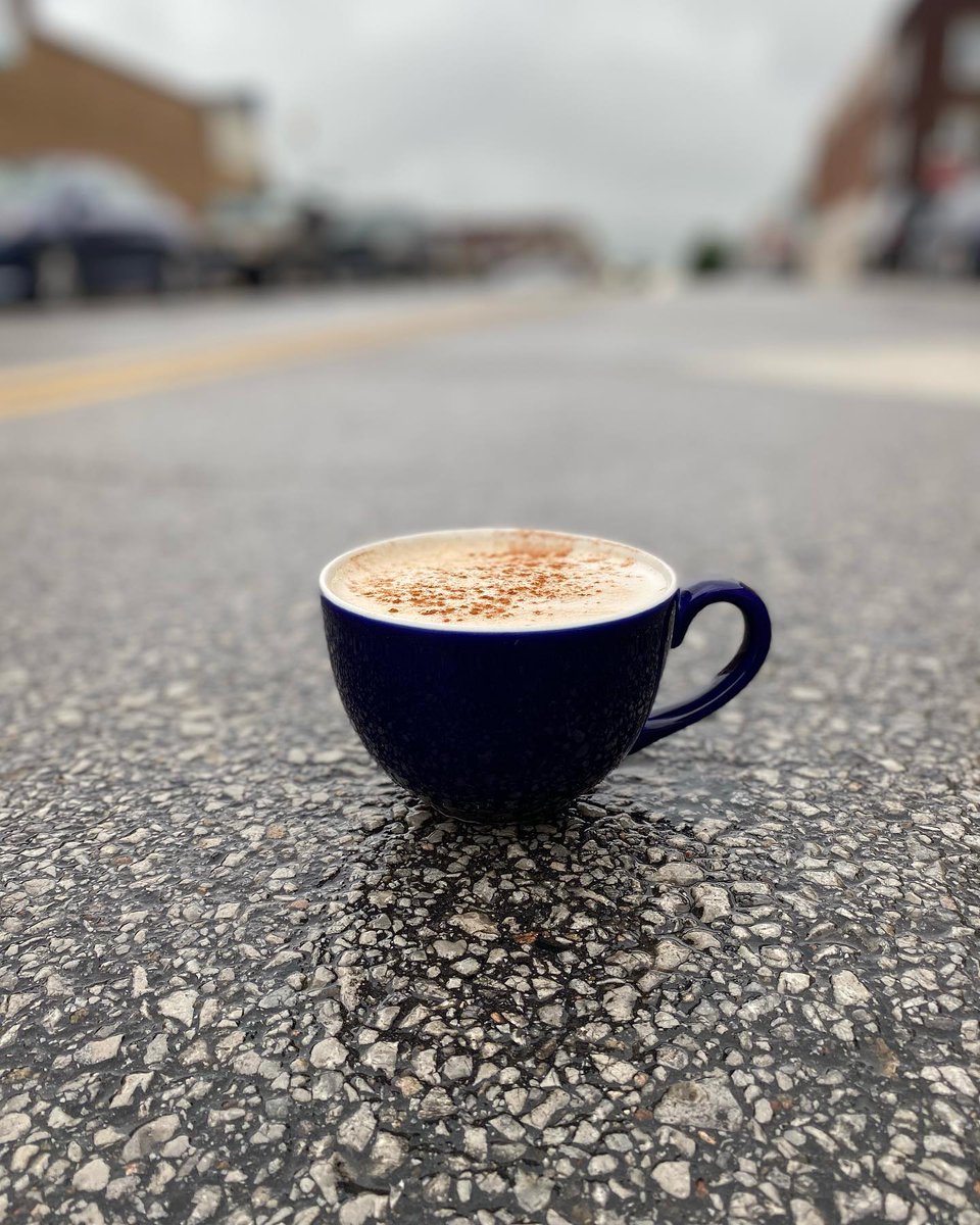 MainStreetIndep's tweet photo. Did you know we have chais to die for ? Which is how we got this photo, incidentally. Shout out to customers for letting us know when cars are headed toward us! https://t.co/dm5q1QDK1x