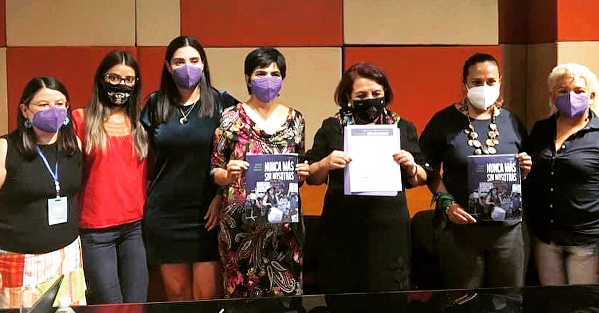 NuncaQro's tweet photo. Este lunes 24 de mayo logramos la firma de Nunca más sin nosotras: Agenda Feminista de Querétaro por parte de todas las mujeres Candidatas a la Gubernatura del estado de  Querétaro. Finalmente, ayer se comprometió Celia Maya con las Mujeres 👏🏽👏🏽👏🏽 @GabyCobos74 @revistabocetos https://t.co/7tCjlcajYt