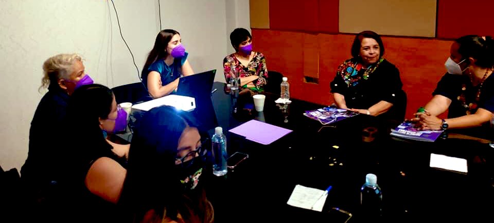 NuncaQro's tweet photo. Este lunes 24 de mayo logramos la firma de Nunca más sin nosotras: Agenda Feminista de Querétaro por parte de todas las mujeres Candidatas a la Gubernatura del estado de  Querétaro. Finalmente, ayer se comprometió Celia Maya con las Mujeres 👏🏽👏🏽👏🏽 @GabyCobos74 @revistabocetos https://t.co/7tCjlcajYt
