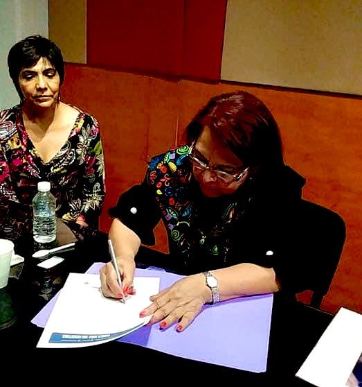 NuncaQro's tweet photo. Este lunes 24 de mayo logramos la firma de Nunca más sin nosotras: Agenda Feminista de Querétaro por parte de todas las mujeres Candidatas a la Gubernatura del estado de  Querétaro. Finalmente, ayer se comprometió Celia Maya con las Mujeres 👏🏽👏🏽👏🏽 @GabyCobos74 @revistabocetos https://t.co/7tCjlcajYt