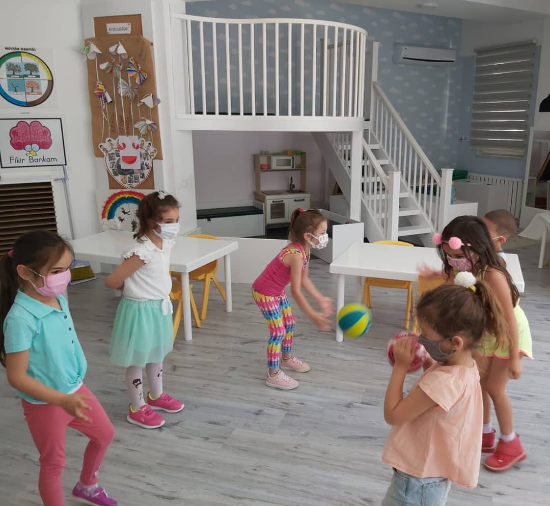 SabihaGken12's tweet photo. TOPLARLA OYUN
Farklı Toplarla Haraketli Oyunlar Oynuyoruz.
#sabihagökçenanaokulu #top #toplar #hareketlioyun https://t.co/mjd3uTw6mI