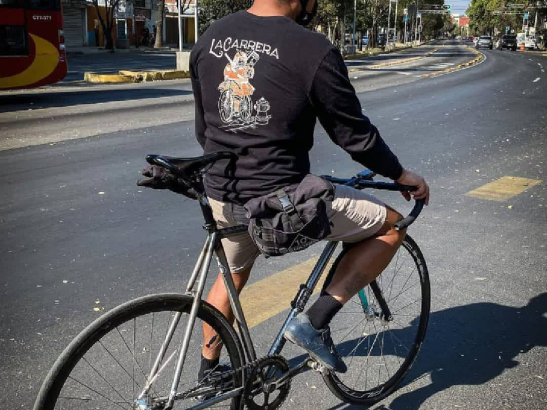 doserremx's tweet image. Esta es una publicación de apreciación a @Tyreck. Ha usado productos Dos Erre desde hace años pa mensajear.
Hicimos para él una riñonera rolltop y una funda de cel, ambas bordadas con el logo de @10cuatromx. Si viven en cdmx seguramente lo han visto rodar como todo un crack